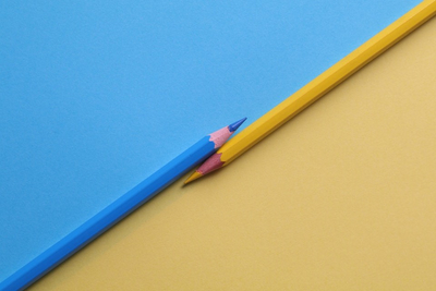 yellow and and blue colored pencils 1762851 2 copie copie copie copie